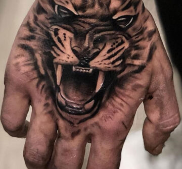 Татуировка тигр на кулаке
