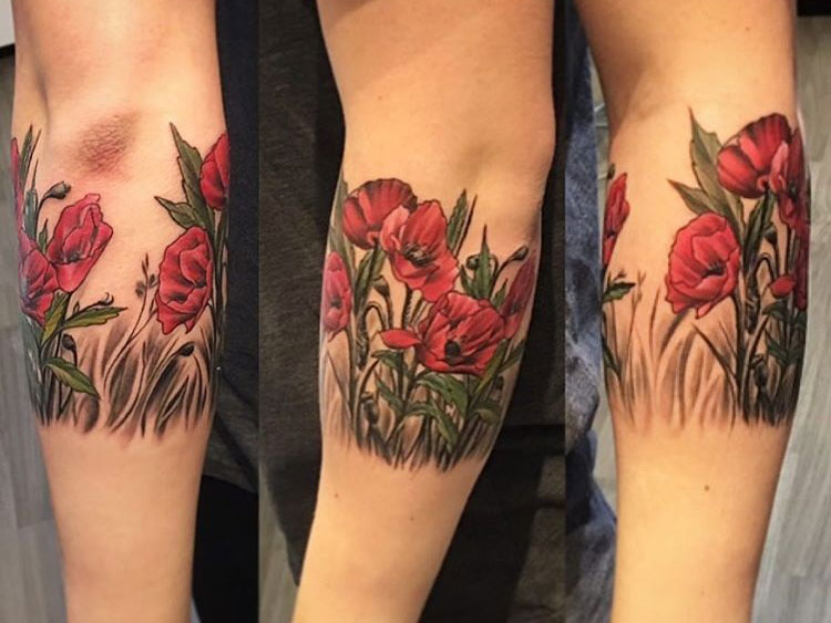 Цветочная татуировка красных маков вокруг руки
