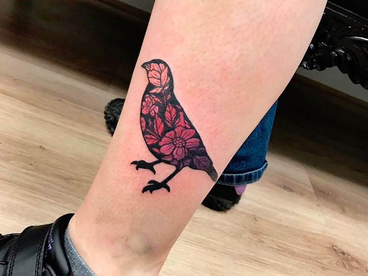 Цветочная птица, женская тату на ноге