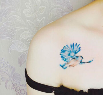 Синяя птица на ключице