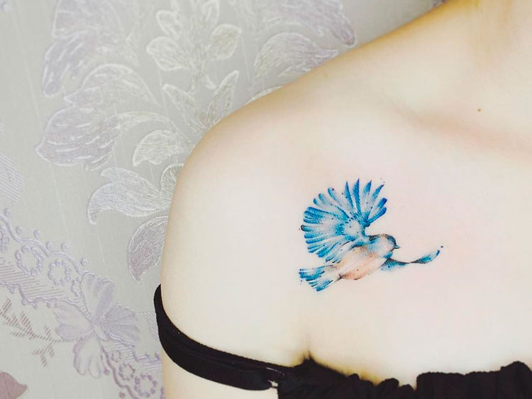 Синяя птица на ключице
