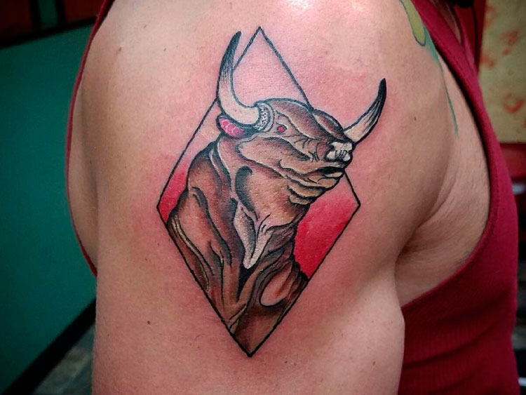 Мужская тату быка на плече