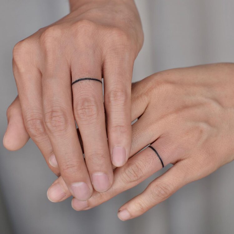 Минималистичные черные кольца на пальце
