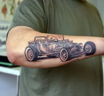 Татуировка автомобиля на руке
