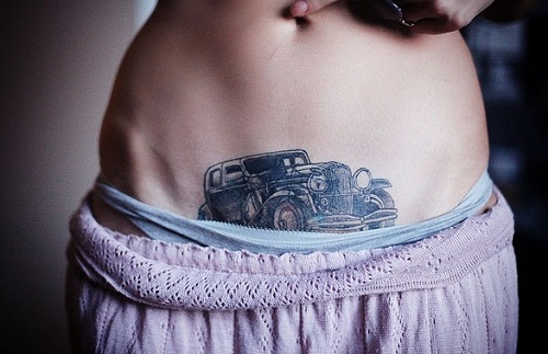 Татуировка старого авто внизу живота