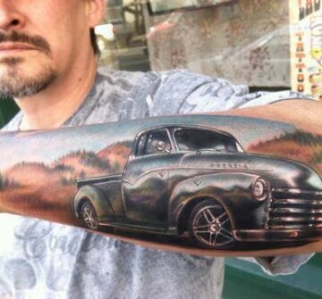 Реалистичная татуировка старого авто на руке