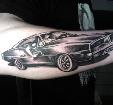 Татуировка Dodge Charger на руке