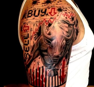 Большая татуировка быка на плече