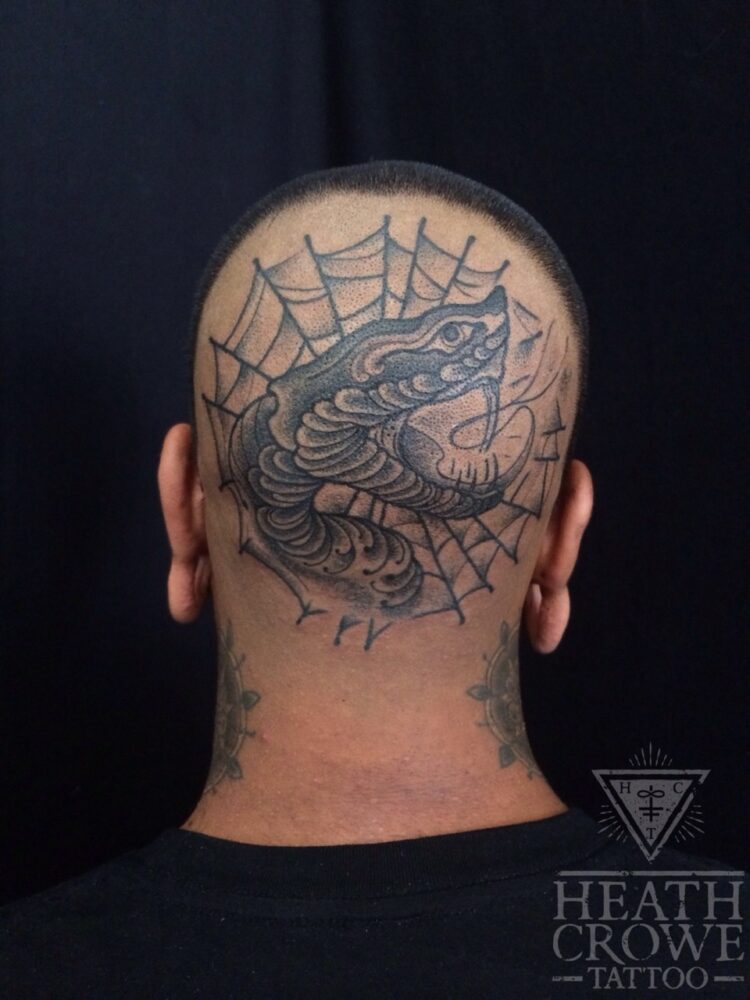 Черно-белая татуировка змеи на голове