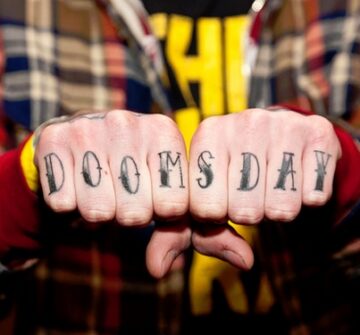 Надпись dooms day на кулаках