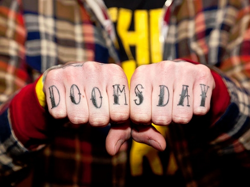 Надпись dooms day на кулаках
