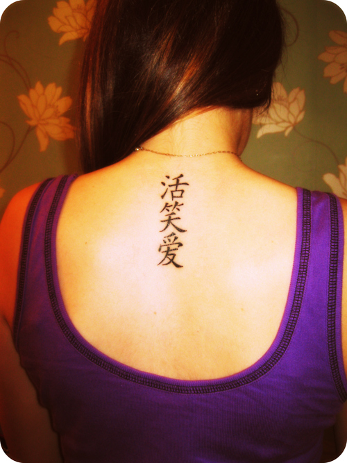 Китайская надпись на спине