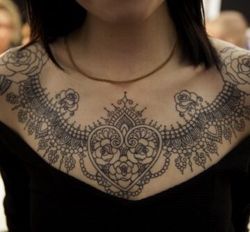 Кружевная татуировка с сердцем и цветами на груди
