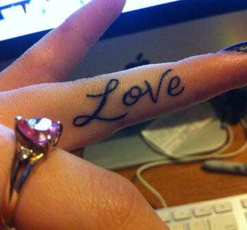 Надпись Love на пальце