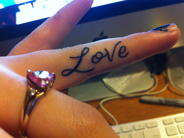 Надпись Love на пальце