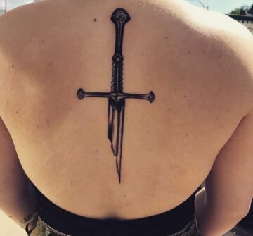 Татуировка меча на спине