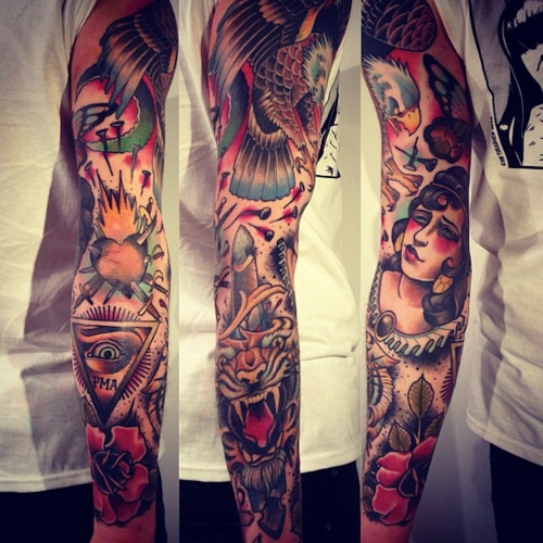 Множество цветных татуировок на руке