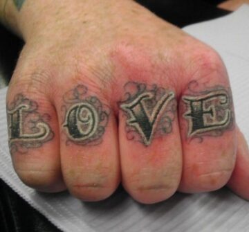 Надпись Love на кулаке