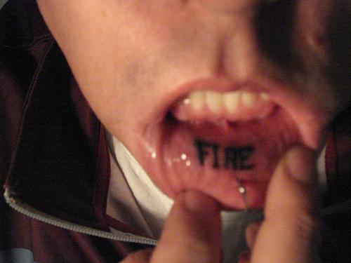 Надпись Fire на губе