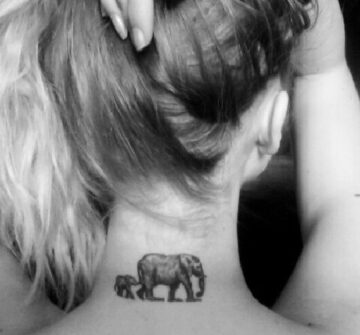 Татуировка двух слонов на шее