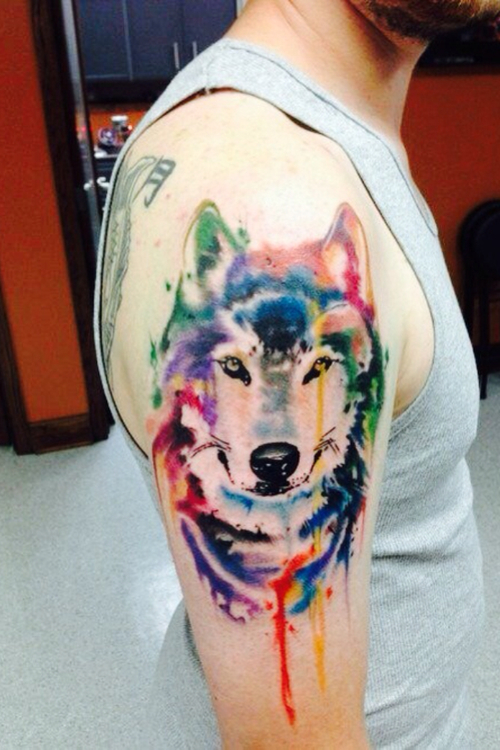 Разноцветная тату волка на плече