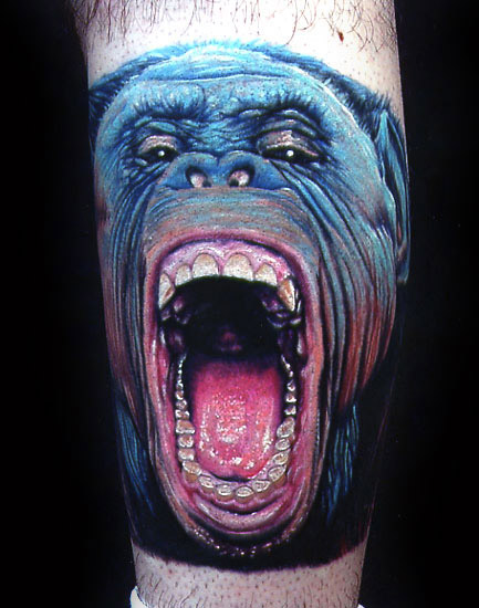 Реалистичная татуировка обезьяны с открытым ртом