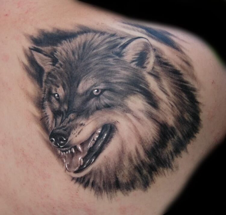 Реалистичная татуировка волка