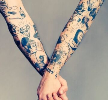 Синие татуировки на руках