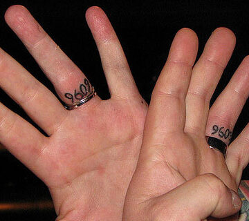 Свадебные татуировки с датами на пальцах