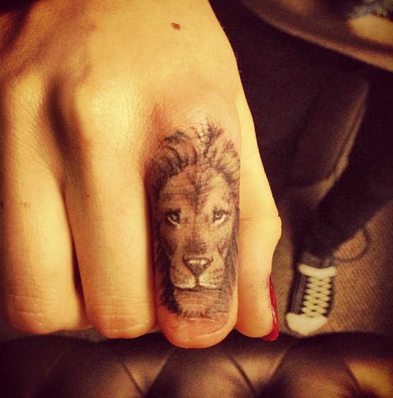 Тату льва на пальце