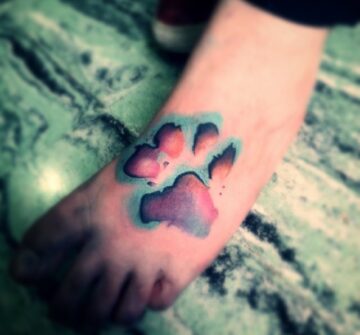 Татуировка нарисованного отпечатка собачьей лапы