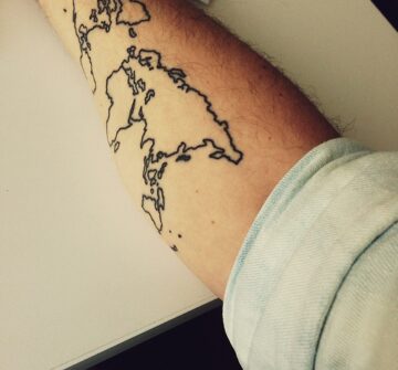 Татуировка карты мира на предплечье