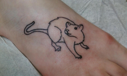 Татуировка мышки на ноге