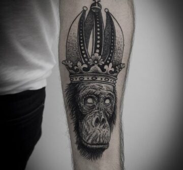 Татуировка обезьяны в короне
