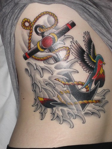 Татуировка с якорем, волнами и птицей