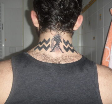 Татуировка Водолея на шее