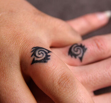 Одинаковые татуировки на пальцах