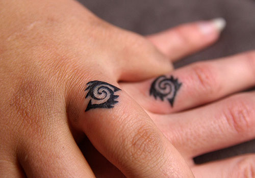 Одинаковые татуировки на пальцах