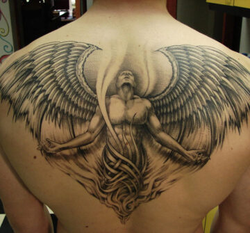 Ангел с крыльями во всю спину