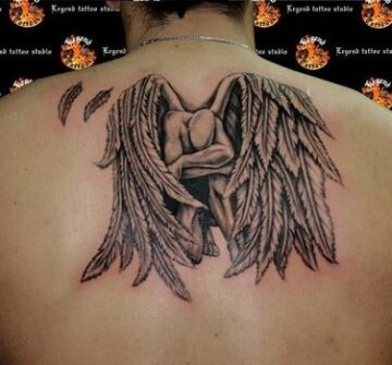 Мужская татуировка ангела на спине