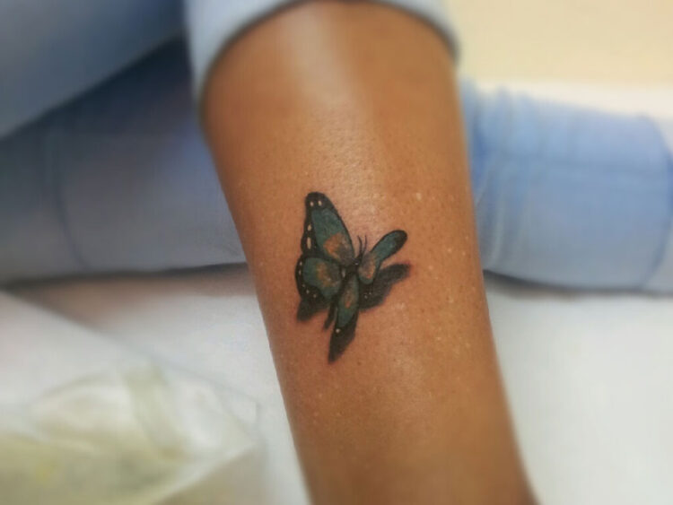 Реалистичная тату бабочки на руке