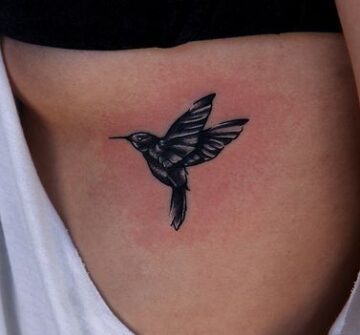 Черная татуировка колибри