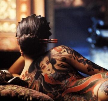 Девушка с татуировкой гейши