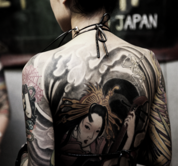 Девушка с татуировкой гейши на спине
