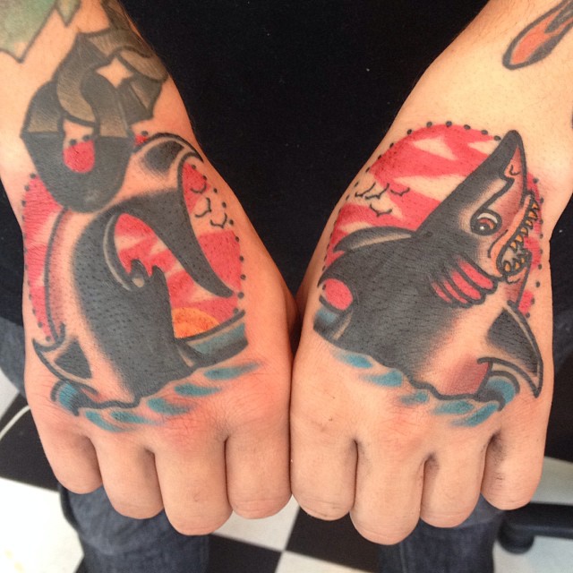 Две половины акулы на руках