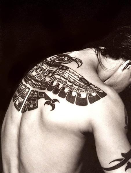 Татуировка орла в племенном стиле