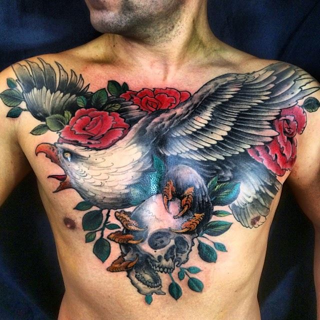 Орел с цветами и черепом у мужчины на груди
