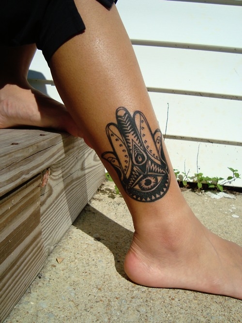 Татуировка с символом Хамса на ноге