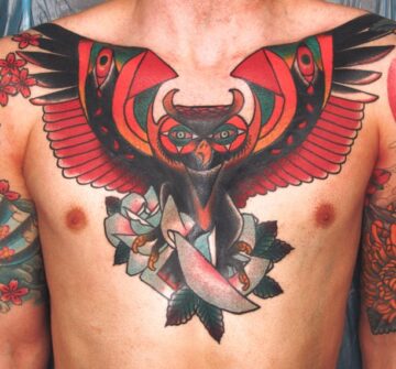 Мужская татуировка совы на груди