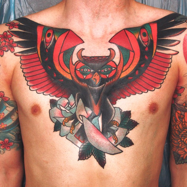 Мужская татуировка совы на груди